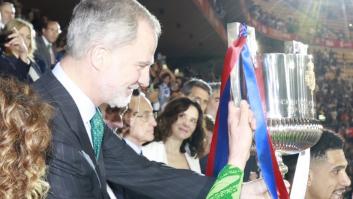 Esta imagen de Ayuso mientras Felipe VI entrega la Copa del Rey llama la atención de una experta en lenguaje no verbal