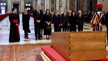 Feijóo dice que fue al funeral del papa "representando a España" y un profesor de Derecho Constitucional da la réplica
