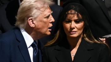 Un lector de labios descifra las cuatro palabras que Melania le dijo a Trump en el funeral del papa Francisco: luego sucedieron cosas