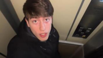 Un chico se queda encerrado en un ascensor a causa del apagón y esta es su reacción