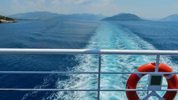 155 pasajeros se amotinan, se niegan a abandonar el barco y la compañía los deja en una isla "a su discreción"