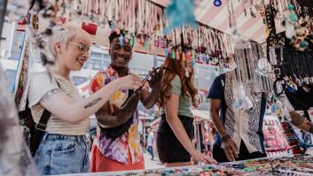 Los profesores llevan a los alumnos al mercadillo, un vendedor les ofrece calcetines y todo degenera en amenazas