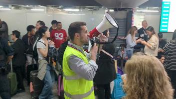 Altavoces y un "bingo" improvisado: la surrealista gestión del caos en Atocha un día después del apagón