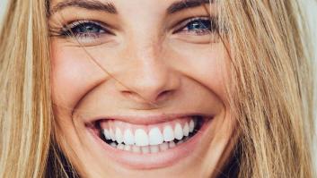 Estas tiras blanqueadoras para dientes arrasan en Amazon y también en TikTok