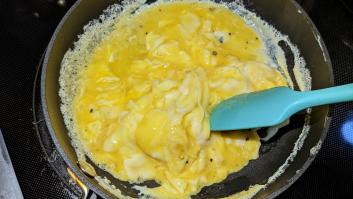 Piden sustituir un ingrediente en tus huevos revueltos para que explote la cremosidad