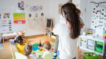 La guardería da a la niña unos guantes, la madre se horroriza al quitárselos y la respuesta del director es inquietante