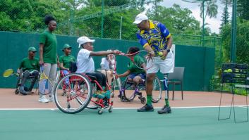 Cambiar vidas entre raquetas y sillas: el proyecto de la Asociación Enrique Esteire Perla In Memoriam a partir del tenis adaptado