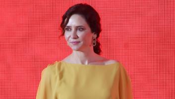 Poco tardan en fijarse en este detalle de Ayuso durante el acto del Dos de Mayo: "No sabe nada..."