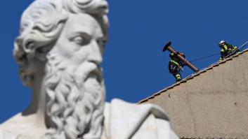 Se instala la chimenea en la Capilla Sixtina para el cónclave que elegirá al nuevo papa