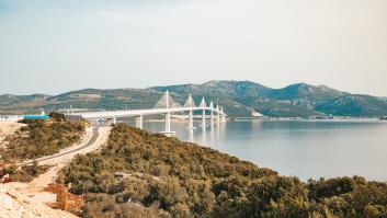 Tardan 4 años en construir un puente de 419 millones de euros y mucho menos en despertar la ira de todo un país