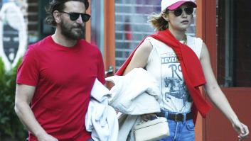 Bradley Cooper Gigi Hadid impactan con el beso con el que hacen oficial su relación