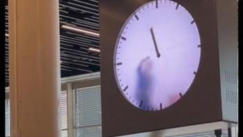 Si pensabas que tenías un trabajo aburrido: atención a este surrealista reloj en Ámsterdam