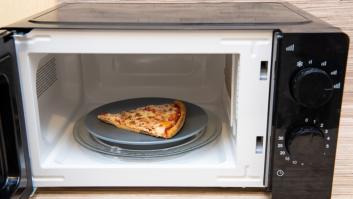 Ni en el microondas ni en el horno: sentencian de una vez por todas cuál es la mejor manera para recalentar la pizza