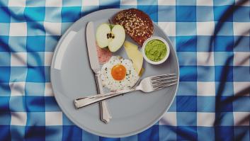 Un experto de Harvard pide hacer esto al comer para entrar en el "modo supervivencia" clave para la longevidad