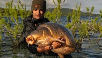 Acude a pescar a Extremadura y en mitad de la madrugada pica un monstruo de río con un peso jamás pescado en España