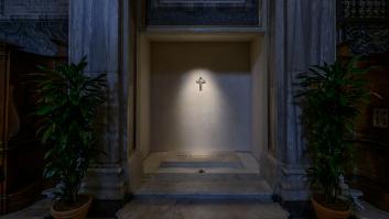 Un marmolista mira la lápida del Papa Francisco y hace la gran revelación sobre su origen: "Somos los únicos que trabajamos esa piedra"