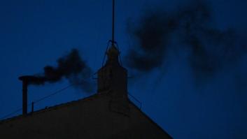 Primera fumata negra: los cardenales no se ponen de acuerdo para elegir nuevo papa tras más de tres horas