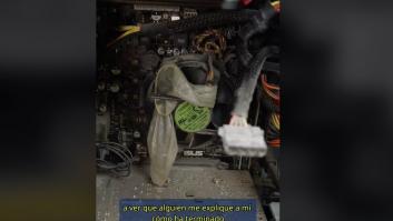 Les lleva un ordenador porque no funciona, lo abren, se encuentran un preservativo y, al llamarle, salta la sorpresa