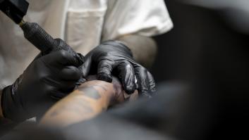 Acude a hacerse un tatuaje, paga con 50 euros falsos y el tatuador le tiende la trampa que le obliga a volver a pagar su deuda