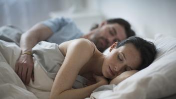 Un experto del sueño explica por qué no deberíamos dormir abrazados a nuestra pareja toda la noche