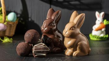 Muerde las orejas del famoso conejo de chocolate, siente una textura extraña y solo puede llorar: "Tuve que poner el flash del móvil"