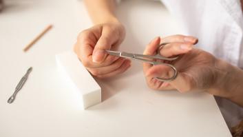 Nunca más tirarás unas tijeras: el trucazo de 'afilador' con un elemento que todos tenemos en la cocina