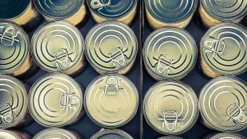 Expertos advierten del lugar donde se debe tirar el aceite de las latas: "La mayoría lo hace mal"