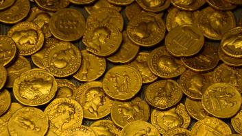 Encuentran un rastro inusual en un parque forestal, comienza la excavación y los arqueólogos se frotan los ojos con el tesoro de monedas de oro y plata