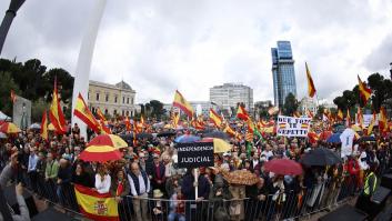 Miles de personas se manifiestan en la plaza de Colón para pedir la dimisión de Pedro Sánchez
