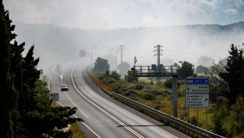 Controlado el incendio de la nave con productos químicos, que corre el riesgo de colapsar