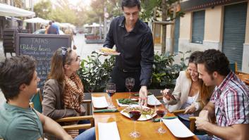 La psicología subraya todo lo que estás diciendo de ti cuando ayudas a un camarero a recoger la mesa