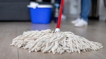 El suelo de tu casa no queda limpio y reluciente por este simple error al poner el agua para fregar