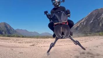 Prueban la motocicleta voladora que alcanza los 200 km por hora y ya la comparan con el legendario vehículo de Star Wars