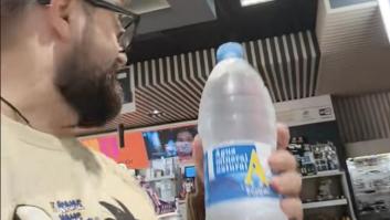 Se lleva las manos a la cabeza al ver el precio de una botella de agua en una gasolinera de Asturias