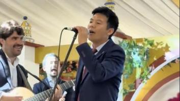 Un japonés sube al escenario de una caseta de la Feria de Abril, toma el micrófono y los más sevillanos se rinden a su osadía