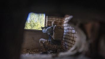 Sorpresa mayúscula de un soldado ucraniano a su hija al salir de la escuela: "Llama muy a menudo, la ve por teléfono"