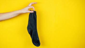 Encuentra un calcetín viejo en el fondo del río y cuando lo abre da con un tesoro brillante que puede valer una fortuna