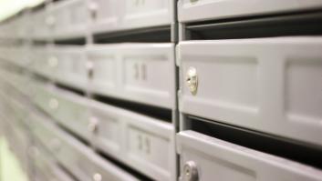 Una inmobiliaria obliga a sus agentes a hacer fotografías de los buzones, un extrabajador hace saltar la liebre y la justicia para los pies