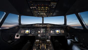 El piloto mete a su hijo en la cabina, este manipula el automático del avión y nadie se da cuenta hasta que es muy tarde