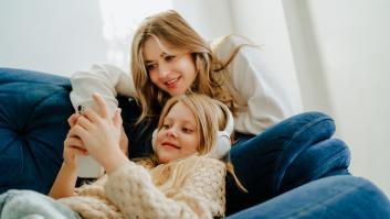 Un filósofo es foco de críticas al destapar la edad a la que aconseja a una madre que le compre un móvil a su hijo