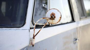 Aparece una misteriosa furgoneta azul abandonada y los vecinos detectan un peligro entre sus bolsas del Mercadona