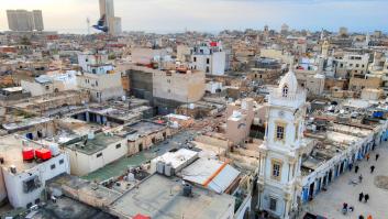 El grupo de españoles atrapado en Trípoli por ataques armados entre milicias se encuentra bien y a la espera de Exteriores