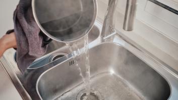 Ni bicarnonato ni vinagre: un fontanero pide usar este remedio casero para acabar con los atascos en el fregadero