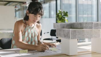 Una arquitecta tropieza con un apartamento con una sola ventana por 330.000 euros y estalla: "Siempre estará oscuro"