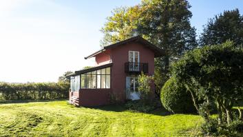 Compran una finca en ruinas en Andalucía por 40.000 euros y ahora tienen electricidad gratis, seguro del coche por 200 euros al año y más tiempo con sus hijos: "Antes solo existíamos"