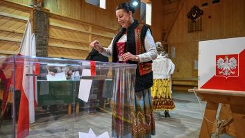 Los candidatos liberal y nacionalista se disputarán la presidencia de Polonia en la segunda vuelta, según los sondeos