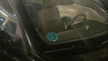 Pone esto en el parabrisas de su coche y se lleva todos los aplausos por el ingenio