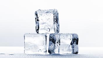 La ciencia detrás de por qué los hielos en los bares son transparentes y en casa tienen un tono más turbio