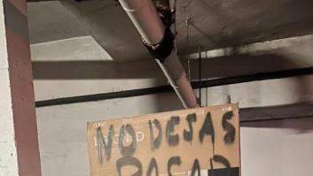 Le ponen un cartel gigante encima de su coche por hacer esto en el parking: la respuesta, de Nobel de la paz