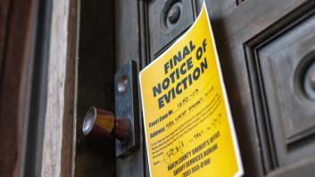 Amenazan con desalojar a una familia con niños de 5 y 6 años: pagaban el alquiler pero el propietario tenía otro plan